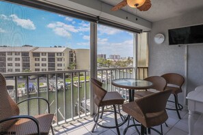 Outdoor dining - Waterfront Royal Pelican 2B/2B Island Condo. Pool. Pickleball. Short Walk to Beach (Fort Myers Beach)