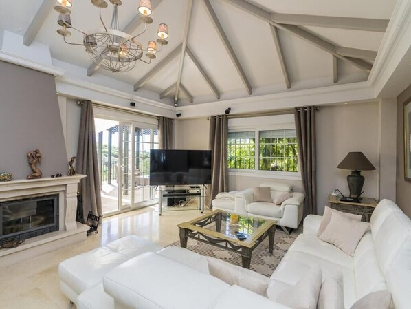 Télévision, cheminée