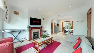 Smart-TV, peis, DVD-spiller og bøker