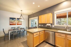 Fridge, microwave, oven, stovetop - Spacious Family Mountain Retreat ~Covered Terrace ~Near Trails (Flagstaff)