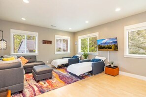 Interior - Spacious Family Mountain Retreat ~Covered Terrace ~Near Trails (Flagstaff)