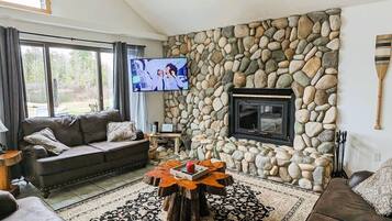 Een smart-tv, een open haard, videogames en een dvd-speler