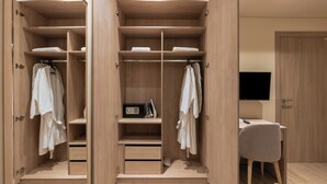 Un vestidor amplio con varios estantes, un escritorio y una silla.