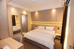 Superior Apartment | In-room safe, iron/ironing board, free cribs/infant beds, free WiFi