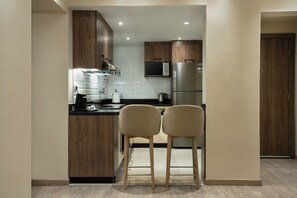 Tủ lạnh, lò vi sóng, máy rửa bát, dụng cụ pha cà phê/trà 
