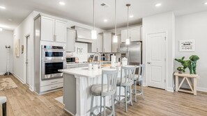 Køleskab, mikrobølgeovn, ovn, kogeplade