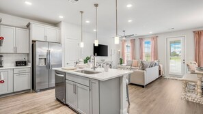 Køleskab, mikrobølgeovn, ovn, kogeplade