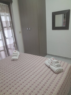 2 chambres, fer et planche Ă repasser, Wi-Fi, draps fournis
