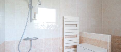 Suihku, hiustenkuivaaja