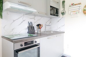Fridge, oven, coffee/tea maker, cookware/dishes/utensils