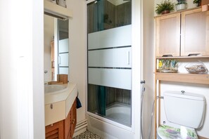 Shower, towels