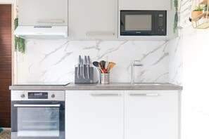 Frigorífico, horno, cafetera o tetera y utensilios de cocina