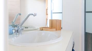 Douche, serviettes fournies