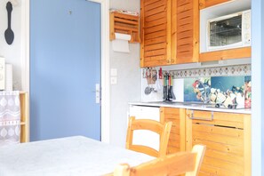 Réfrigérateur, micro-ondes, four, cafetière/bouilloire