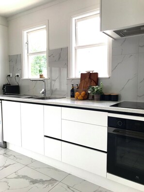 Geladeira, micro-ondas, fogão, cooktop