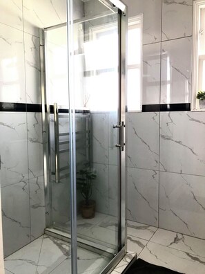 Chuveiro, secador de cabelo, toalhas de banho, sabonete