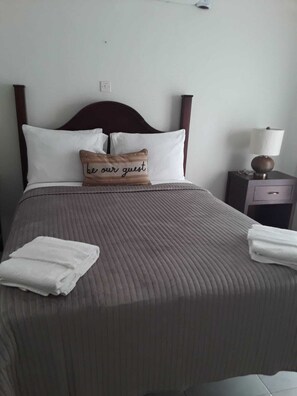 2 bedrooms, iron/ironing board, WiFi, bed sheets - Tranquil 2-Bedrooms Townhome (Discovery Bay)