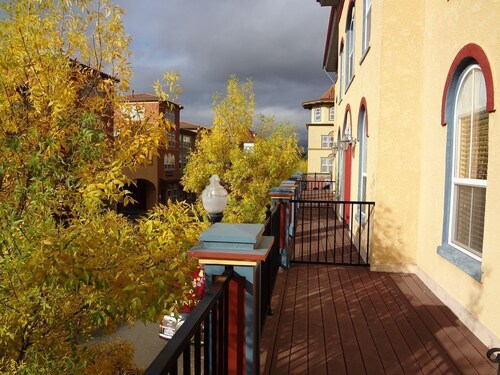 3Br/2.5Ba Furnished Townhouse Walk To Town Green