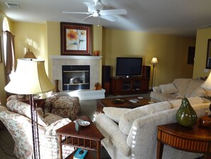 TV, fireplace - 3Br/2.5Ba Furnished Townhouse Walk To Town Green (Windsor)