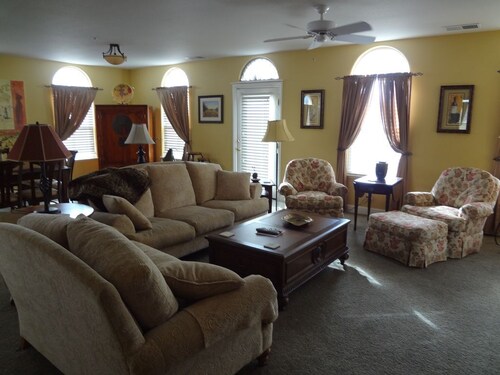 3Br/2.5Ba Furnished Townhouse Walk To Town Green