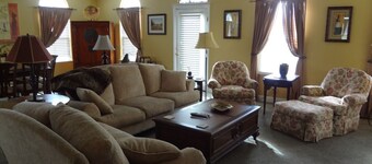 3Br/2.5Ba Furnished Townhouse Walk To Town Green