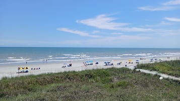 Rannalla, aurinkotuoleja