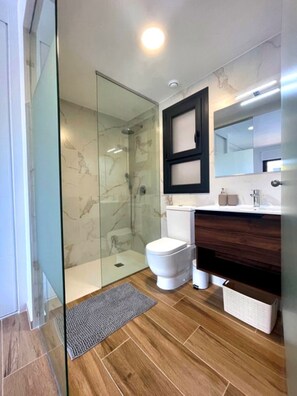 Een douche, een haardroger, handdoeken
