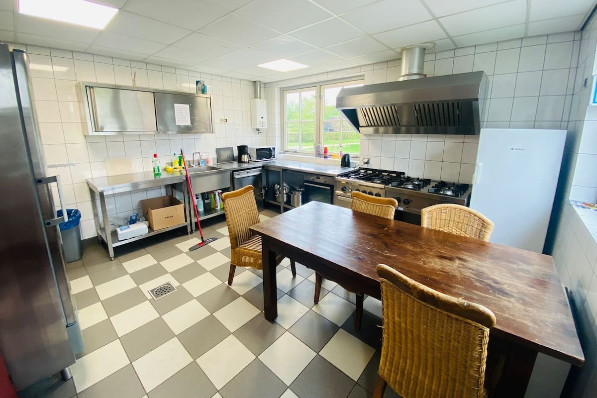 Basic Shared Dormitory, Garden View | Dapur berkongsi | Tisu