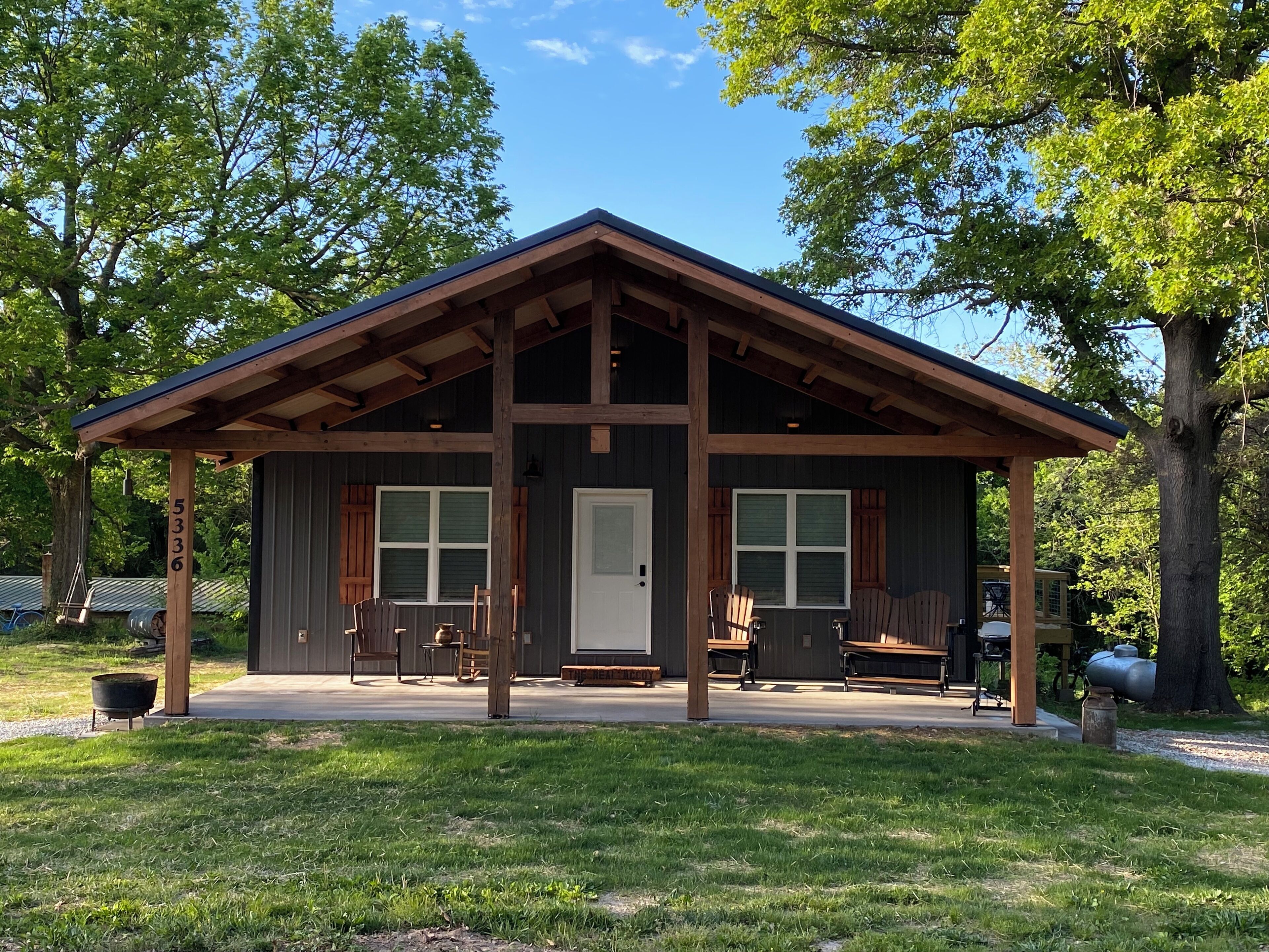 Peaceful rural hideout 25 min south of Branson in NW AR w/ large covered porch