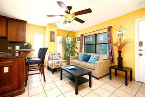 公寓客房, 多張床, 廚房, 花園景觀 (Lantana Retreat #2) | 起居區 | 42-吋平面電視,提供數位頻道