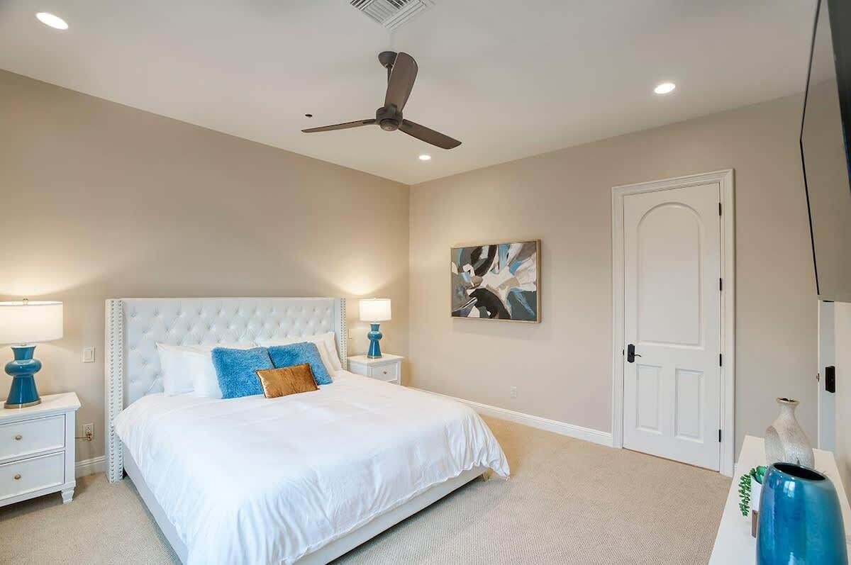 9 habitaciones, escritorio, tabla de planchar con plancha y wifi 