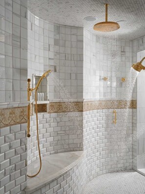 Douche, sèche-cheveux, serviettes fournies, shampoing