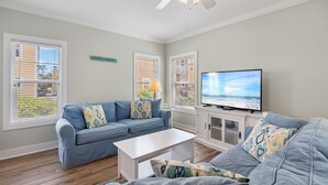 Smart TV, stereo - Updated Interior Is Cozy, Comfortable & Close To White Beaches! (Pensacola)