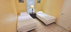 Lägenhet - flera sängar - kök - utsikt mot trädgården (Lantana Retreat #3) | 3 sovrum, individuell inredning och unika möbler