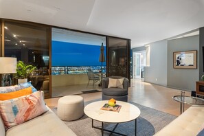 TV connectée, cheminée, livres, espaces bureaux