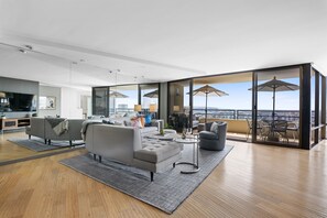 TV connectée, cheminée, livres, espaces bureaux