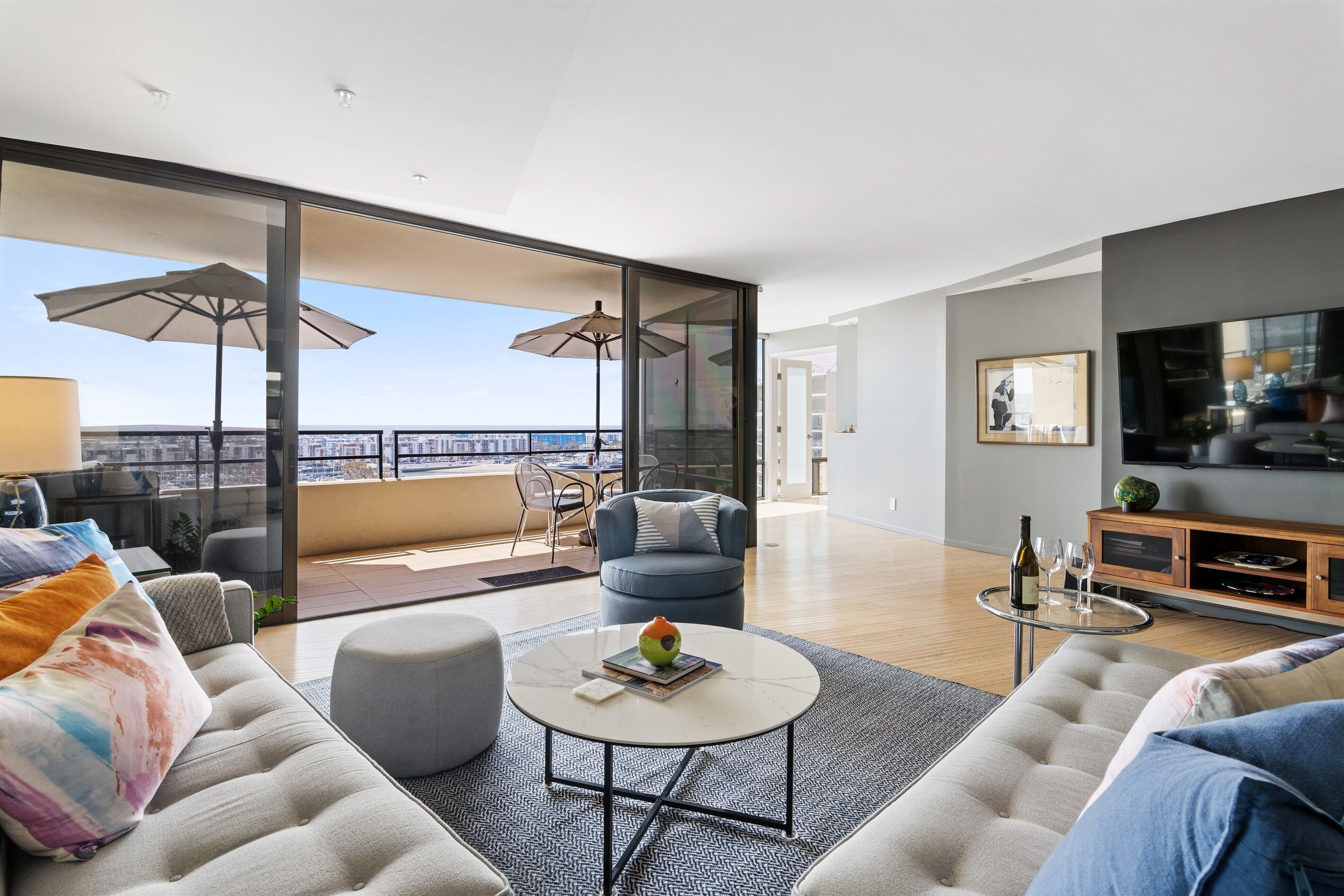 Smart-tv, een open haard, boeken en een kantoor