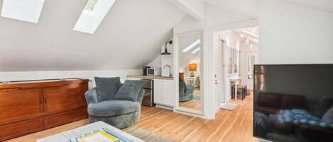 Een televisie en een open haard