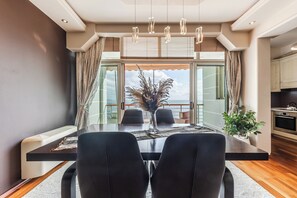 In-room dining - Vollga Luxury Seafront Suite (Durrës)