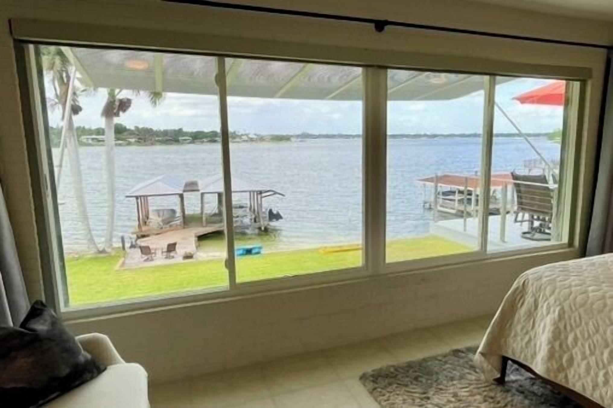 5 habitaciones, escritorio y tabla de planchar con plancha 