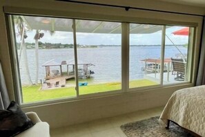 5 habitaciones, escritorio y tabla de planchar con plancha