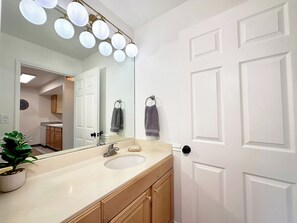 Hair dryer, towels - *Maui Magic - Charming 1 Bedroom 1 Bathroom Retreat (Kihei)