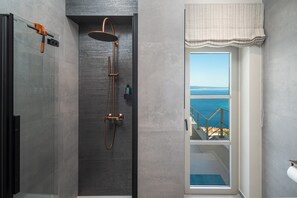 Shower, hair dryer, towels - Casa GENI with a heated pool, 3 bedrooms, an organic garden, sea views (Borak)