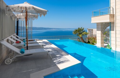 Casa GENI mit beheiztem Pool, 3 Schlafzimmern, Bio-Garten, Meerblick
