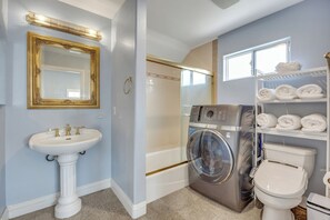 Een haardroger, een bidet, handdoeken, zeep
