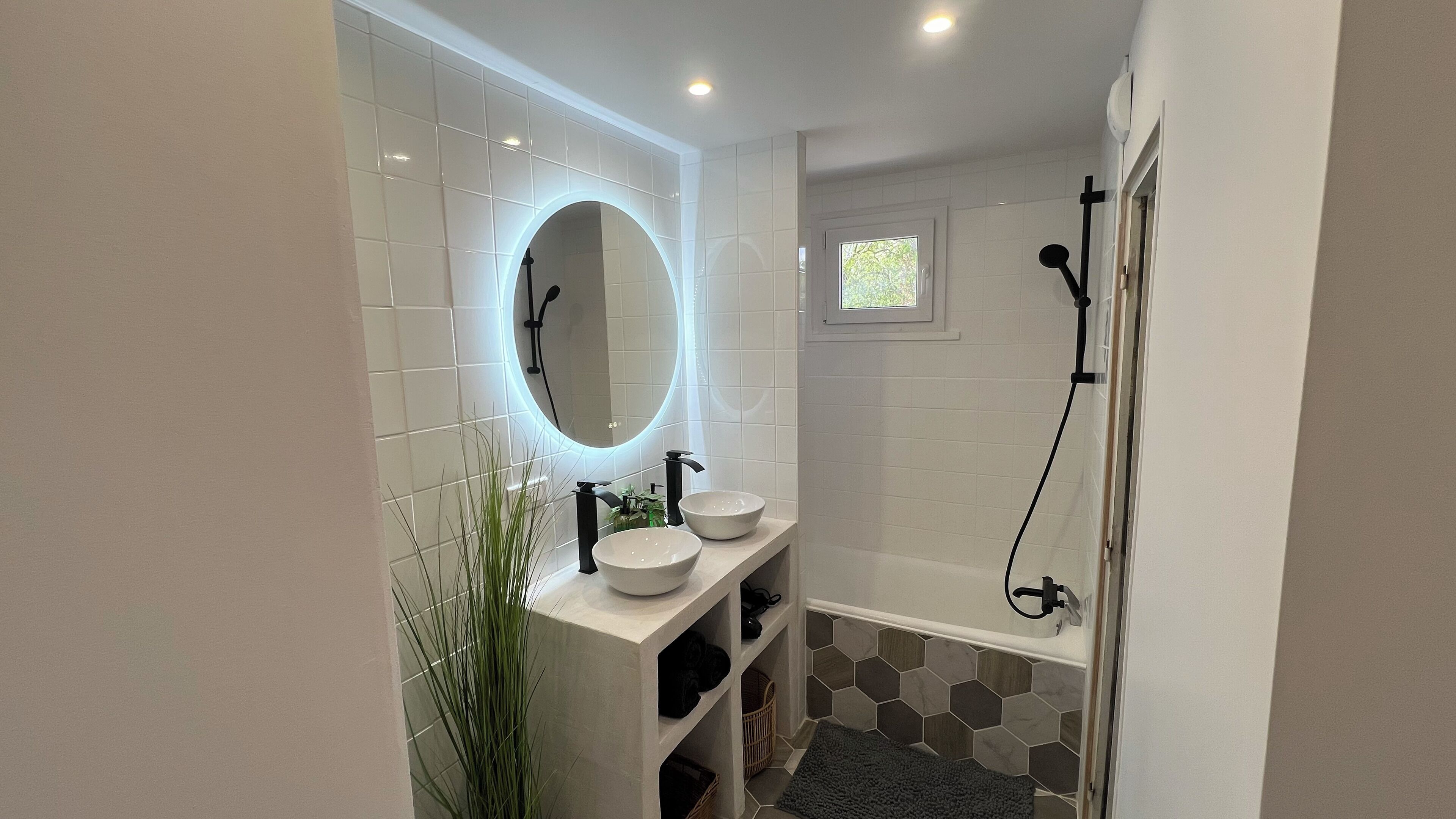 Sèche-cheveux, serviettes fournies, savon, shampoing