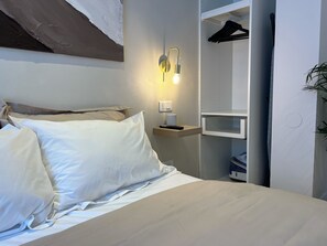 1 dormitorio, escritorio, tabla de planchar con plancha y wifi