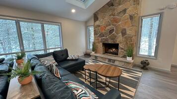 House, 5 Bedrooms | Living area | Smart TV