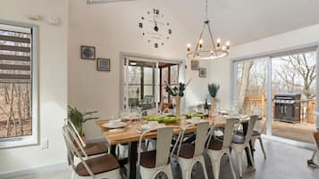House, 5 Bedrooms | Dining