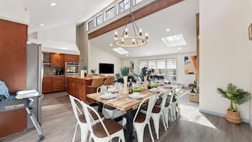 House, 5 Bedrooms | Dining